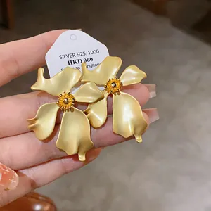 Elegantes pendientes de flores en oro mate con agujas de plata 925 de estilo vintage
