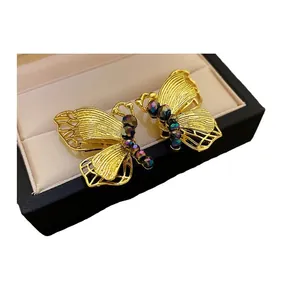 Orecchini vintage a farfalla con cristalli iridescenti in elegante design dorato