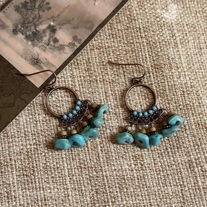 Boucles d'oreilles ethniques en bronze avec perles de pierre turquoise irrégulières