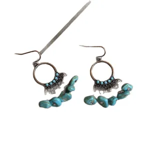 Boucles d'oreilles ethniques vintage avec pierres turquoise irrégulières et cercles