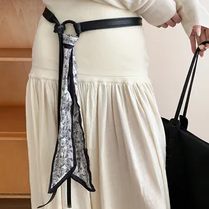 Cintura in pelle nera in stile americano con sciarpa di seta paisley bianca per donna