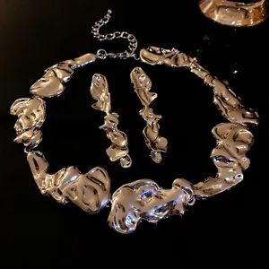 Elegante set di gioielli con collana e orecchini martellati color argento irregolari