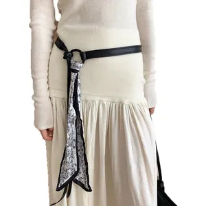 Cintura in pelle da donna con cinturino nero e dettaglio foulard in seta con stampa.