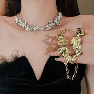 Set di collana e bracciale in metallo stile lava irregolare nelle finiture argento e oro