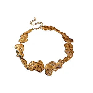 Collana d'oro massiccia con audaci maglie strutturate in metallo fuso irregolare