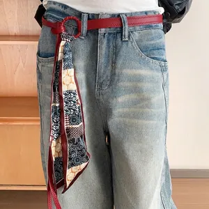 Elegante cintura in pelle rossa con dettaglio sciarpa di seta con stampa floreale vintage