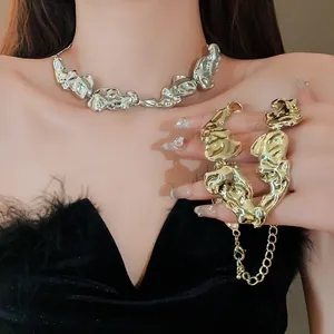 Dettaglio ravvicinato di un set di collane in metallo liquido irregolare in argento e oro