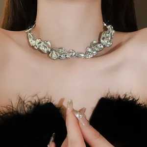 Primo piano del girocollo in metallo liquido argento irregolare indossato da modella