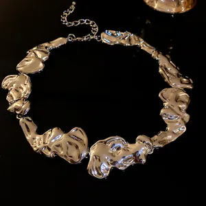 Collana girocollo metallica argento irregolare con un design unico a trama fusa lucida