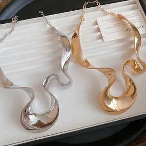 Collier Choker en Ruban Métallique Irrégulier Exagéré pour Femmes Chaîne de Clavicule Style Métal Liquide Bijoux de Déclaration Minimaliste Cadeau