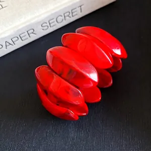 Bracciale a maglie ovali in acrilico marmorizzato rosso per donna dal design chic e chunky