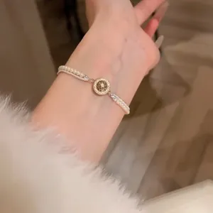 Élégant bracelet en perles double rang avec pendentif étoile scintillante