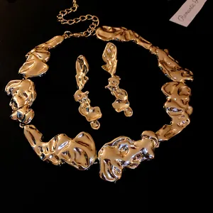 Set di gioielli dorati irregolari con collana spessa e orecchini pendenti