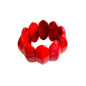 Bracciale elastico audace in acrilico marmorizzato rosso con perle ovali per donna