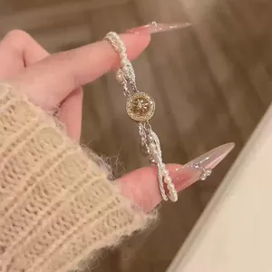Gros plan détaillé d'un élégant bracelet en perles avec un pendentif étoile en zircon.