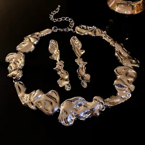 Vista dettagliata che mostra la trama del metallo fuso di questo set di gioielli