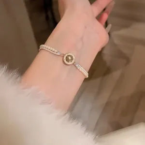 Élégant bracelet double rang en perles et chaîne dorée avec breloque étoile en zircon