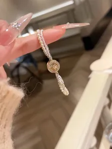 Vue détaillée d'un bracelet de perles élégant avec pendentif étoile en zircon.