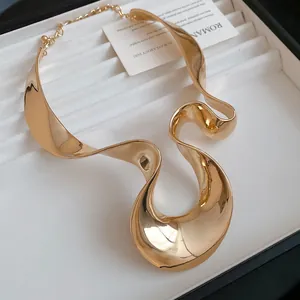 Gros plan sur un collier ras de cou en ruban d'or massif au fini métallique brillant