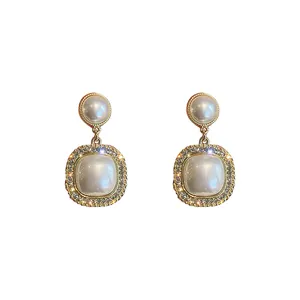 Eleganti orecchini a perla retrò francesi con accenti di cristallo e aghi d'argento.
