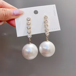 Dettaglio degli orecchini di perle vintage francesi con ago in argento e cristalli
