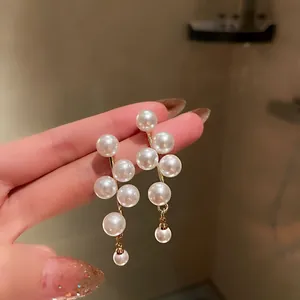Primo piano dettagliato che mostra l'elegante lucentezza dei pendenti con perle.