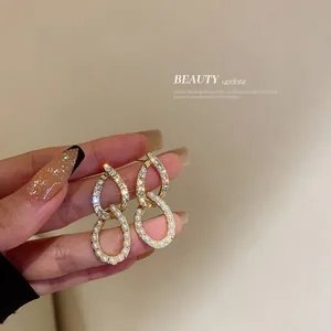 Primo piano di orecchini vintage francesi decorati con perle e strass scintillanti