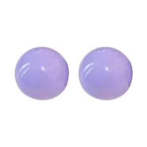 Orecchini a perno sferici viola minimalisti con ago in argento per un look elegante