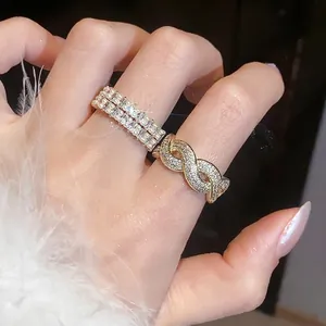 Elegante set di anelli placcati in oro con zirconi a torsione e perle da donna