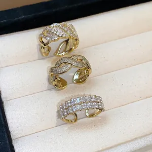 Set di anelli dorati intrecciati con zirconi e perle per donna, stile ricercato