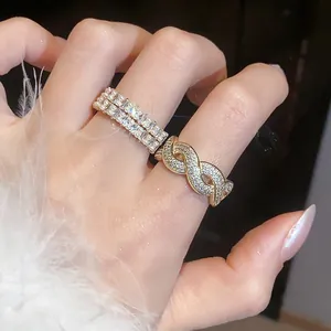 Dettaglio dell'anello a vortice in zircone dorato e fascia di perle sulla mano