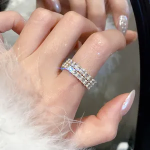 Primo piano di un elegante anello a doppia fila di perle e zirconi sulla mano femminile