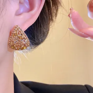 Eleganti orecchini vintage a goccia color oro con strass e cristalli color champagne lucido