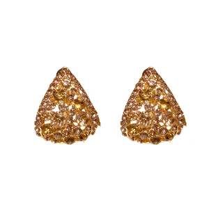 Orecchini a goccia traforati con strass color champagne dal design vintage elegante.