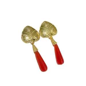 Orecchini a cuore dorati vintage con eleganti pendenti a goccia rossi per look retrò.