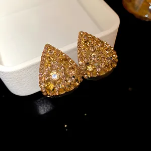 Primo piano dettagliato di orecchini vintage a goccia d'acqua con strass champagne