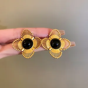 Eleganti orecchini geometrici in oro stile vintage con cabochon nero centrale tondo