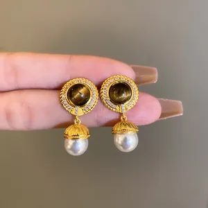Eleganti orecchini vintage in oro con perle e dettagli in cristallo lucente dettaglio