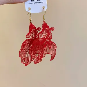 Orecchini carpa koi rossi con intricato design a coda traforata