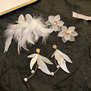 Elegant White Flower Feather Drop Earrings For Women European Exaggerated Tassel Acrylic Artificial Pearl Dangle Earrings Silver Post Jewelry