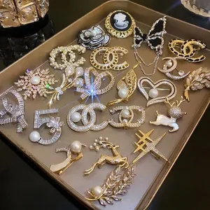 Vergoldete Zirkonia Hirsch Brosche Für Damen Elegante Strass Tier Anstecknadel Kleine Künstliche Perle Schmuck Zubehör