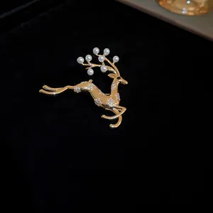 Detailansicht einer edlen vergoldeten Hirschbrosche mit Zirkon und Perlengeweih