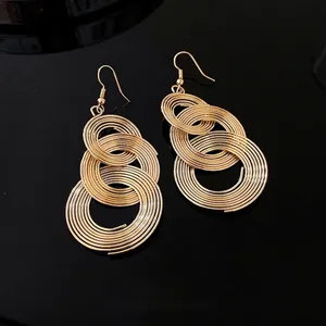 Elegante goldene gestufte Hohlkreisohrringe mit stilvollem Drahtdesign auf Schwarz