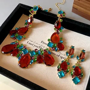 Ensemble de bijoux vintage exagérés avec cristaux colorés en forme de larme et or