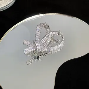 Nahaufnahme einer eleganten Schleifenbrosche mit vielen funkelnden Zirkonias