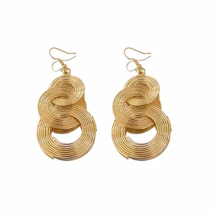 Stilvolle goldene hohle mehrlagige Drahtohrringe mit Haken und einer modernen minimalistischen Optik