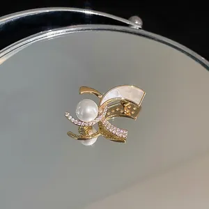 Eleganter vergoldeter Hirsch-Brosche mit Zirkonia, Perle und Perlmutt-Einlage im Detail