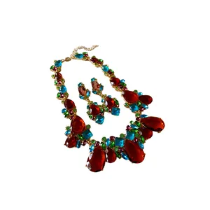 Élégante parure de bijoux vintage avec strass colorés et collier en forme de goutte