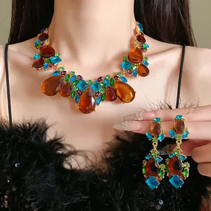 Parure de bijoux vintage avec cristaux colorés en forme de goutte sur collier et boucles