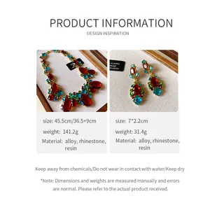Vue détaillée du collier et des boucles d'oreilles en strass colorés avec spécifications